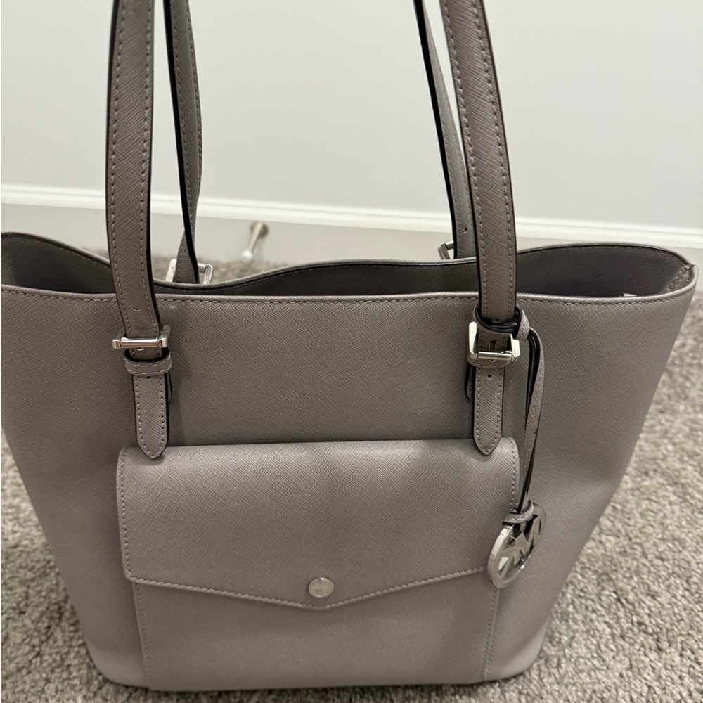 Michael Kors Jet Set Large Grey Tote EUC 👜